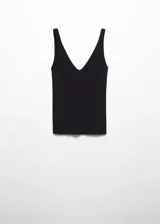 Top negro de punto de canalé con escote de pico y tirantes finos.