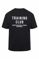 Remera negra de manga corta y cuello redondo, con estampado en la espalda en color blanco que dice "TRAINING CLUB" y debajo "FOCUSED ON DISCIPLINE, STRENGTH, AND PROGRESS".