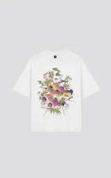 Remera blanca de corte oversize con estampado de moléculas y hojas de marihuana.