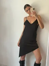 Vestido corto negro con breteles finos y escote en V con detalle de encaje.