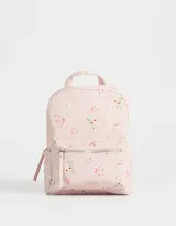 Mochila rosa con estampado floral, bolsillo frontal con cierre, correas regulables, manija superior, cierre superior y bolsillos laterales.