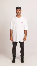 Remera blanca de algodón con cuello redondo y corte oversize. Estampa pequeña con el logo de la marca en color fucsia en el pecho.