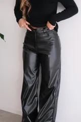 Pantalón negro de cuero sintético, corte palazzo y tiro alto.