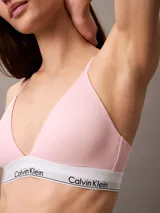 Conjunto Calvin Klein Modern Cotton color rosa pálido, compuesto por un corpiño triángulo con copas sin relleno y una bombacha tipo bikini. Ambos con banda elástica blanca con logo de la marca.