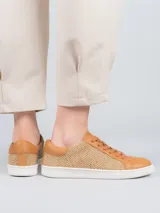 Zapatillas urbanas Hush Puppies modelo Merano, color tostado con detalles en tejido trenzado y suela blanca.