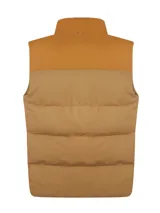 Chaleco inflable color marrón claro con cuello alto y cierre frontal con cremallera. Tiene dos bolsillos laterales y un bolsillo en el pecho con cierre.