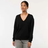 Sweater negro de punto fino con cuello en V y mangas largas.