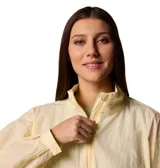 Cortavientos corto color amarillo pálido con cierre frontal, cuello alto, bolsillos cargo con doble entrada, puños ajustables y dobladillo ajustable con cordón.