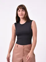 Body negro sin mangas con cuello redondo.
