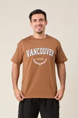 Remera blanca de algodón con estampado negro que dice 'Vancouver Canada' y un diseño de hojas.