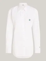 Camisa de corte regular en algodón orgánico, con cuello inglés y monograma TH bordado en el pecho.