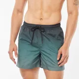 Short de baño para hombre con estampado tie-dye en tonos verde y negro, cintura elástica con cordón ajustable.