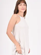 Vestido corto negro con breteles finos y corte evasé.