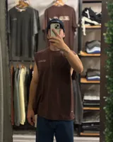 Musculosa marrón de corte oversized, confeccionada en jersey de algodón.