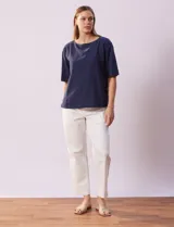 Blusa azul de algodón marca Erika, de manga corta amplia y cuello redondo. Presenta aberturas laterales con botones.