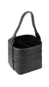 Porta termo y mate tipo balde, color negro, confeccionado en símil cuero con costuras blancas visibles. Posee una asa reforzada y una división interna.