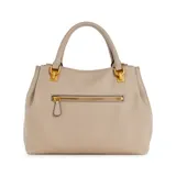 Cartera Guess modelo Cosette mediana, color beige, con herrajes en color bronce antiguo y emblema triangular de esmalte en relieve.