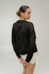 Sweater calado negro con escote en V y bordados dorados con motivos marinos.