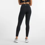 Calza deportiva negra de tiro alto, con bolsillos laterales y detalles reflectivos en el dobladillo. Confeccionada con tejido elástico NB Sleek que se adapta a la figura y tecnología NB DRY de secado rápido.