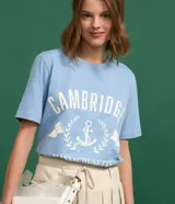 Remera celeste de algodón con estampado blanco que incluye la palabra "Cambridge", un ancla y la frase "Massachusetts Crew".