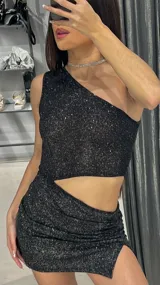 Minivestido negro con brillos plateados, de un solo hombro y corte ajustado con abertura en la pierna.