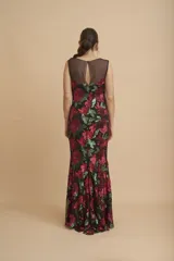 Vestido largo de fiesta color negro, con escote redondo y bordado de lentejuelas formando flores rojas y verdes.