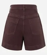 Short de mujer de sarga color beige claro, tiro alto, con pespuntes contrastantes en color blanco o crema. Presenta un corte regular y bolsillos delanteros y traseros.