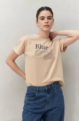 Remera blanca de manga corta con estampado tipográfico azul en el frente.