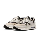Championes Nike Air Max 1 '86 Premium, color crema con detalles en negro y blanco.