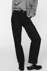 Pantalón de jean negro de tiro alto, corte recto, con cinco bolsillos y cierre frontal con cremallera y botón metálico.