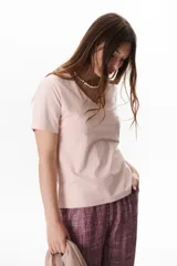 Remera color azul con escote en V y mangas cortas.