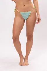 Bombacha de bikini tejida a crochet color celeste con borde verde lima.