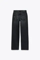 Pantalón de jean gris de corte recto, tiro alto y largo hasta el tobillo.