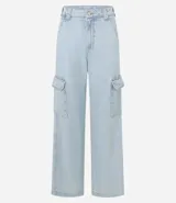 Pantalón de jean azul oscuro, corte recto y tiro alto, con bolsillos cargo laterales y cierre frontal con botón y cremallera.