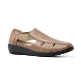 Zapato casual negro de cuero con plantilla de cuero, con perforaciones decorativas y elásticos laterales.