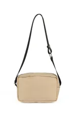 Bandolera color beige con correa larga negra ajustable. Tiene dos compartimentos con cierre y un bolsillo frontal con cierre.