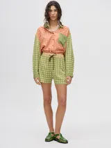 Short boxy de viscosa con estampado de flores, pretina combinada y cordón ajustable. Diseñado en Uruguay.