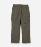 Pantalón paper touch color verde militar, con bolsillos laterales, cintura elástica y cordón de ajuste. Se convierte en bermuda gracias a un cierre a la altura de la rodilla.