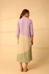 Túnica midi color beige con corte geométrico en lila y verde. Tiene cuello mao con botones y mangas 3/4.