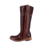 Bota de caña larga color marrón, fabricada en napa Vermont Softy, con cierre interior y forro suave en la caña.