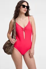 Malla enteriza color rojo con breteles finos, escote en V y abertura en el abdomen.