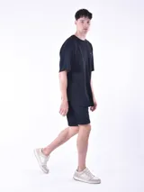Remera negra de waffle con cuello redondo y corte oversized.