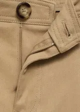 Pantalón de tiro alto color beige con paneles laterales en contraste color marrón. Diseño recto con bolsillos laterales y traseros.