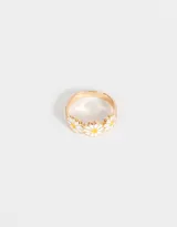 Anillo dorado con tres margaritas esmaltadas en blanco y amarillo.