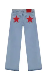 Pantalón de jean gris oscuro con corte recto y bolsillos traseros con apliques de estrellas rojas.