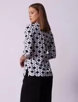 Blusa de algodón estampado en blanco y negro, marca Ruby Rd. Tiene escote en V cruzado y mangas 3/4.