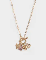 Collar dorado con cadena de eslabones y cierre de barra en forma de T. Incluye dijes colgantes: abeja, corazón, flor y cristal rosado.
