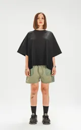 Short de baño verde militar con bolsillos laterales y traseros, cintura elástica con cordón ajustable y calce regular.