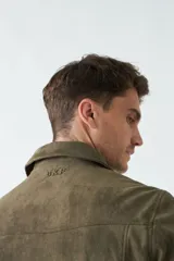 Campera de gamuza negra con cuello medio y bolsillos tipo cartera.