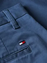 Bermuda azul de corte recto confeccionada en algodón elástico. Cuenta con dos bolsillos delanteros en diagonal y dos bolsillos traseros de ojal con botón.